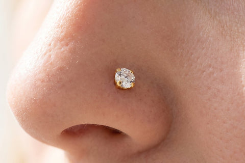 Piercing al naso con pietra