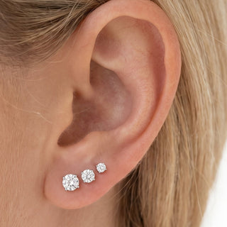Earstud – selection on linen