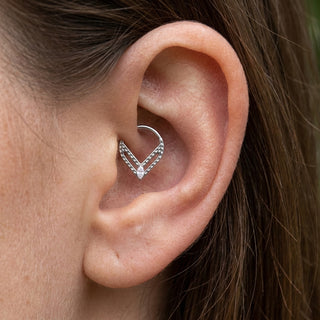 Titanium Ring Triangle Marquise Zirconia Clicker – getragen