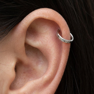 Titanium Ring Faceted Clicker – getragen