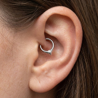 Titanium Ring Teardrop Clicker – getragen
