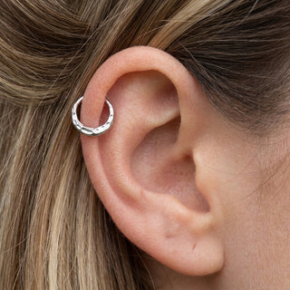 Titanium Ring Hammered Clicker – getragen