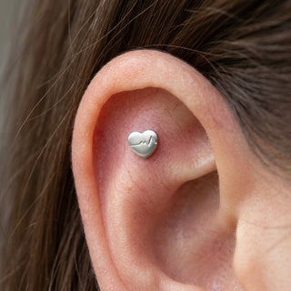Titanium Labret Heart Heartbeat Internally Threaded – getragen