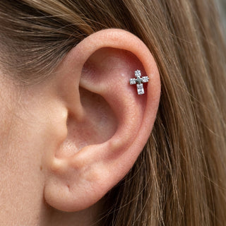 Titanium Labret Cross Zirconia Internally Threaded – getragen