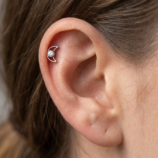 Titanium Labret Crescent Moon Zirconia Internally Threaded – getragen