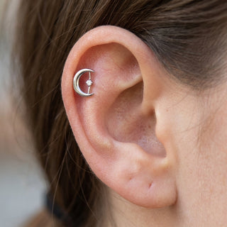 Titanium Labret Moon Zirconia Internally Threaded – getragen