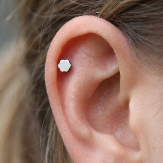 Titanium Labret Flower Internally Threaded – getragen