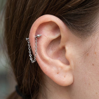 Titanium Labret Spike with Chain – getragen