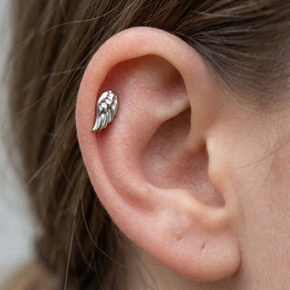 Titanium Labret Angel Wing Internally Threaded – getragen