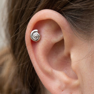 Titanium Labret Spiral Internally Threaded – getragen