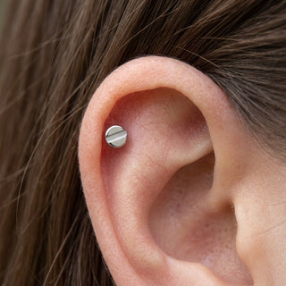 Titanium Labret Screw Internally Threaded – getragen